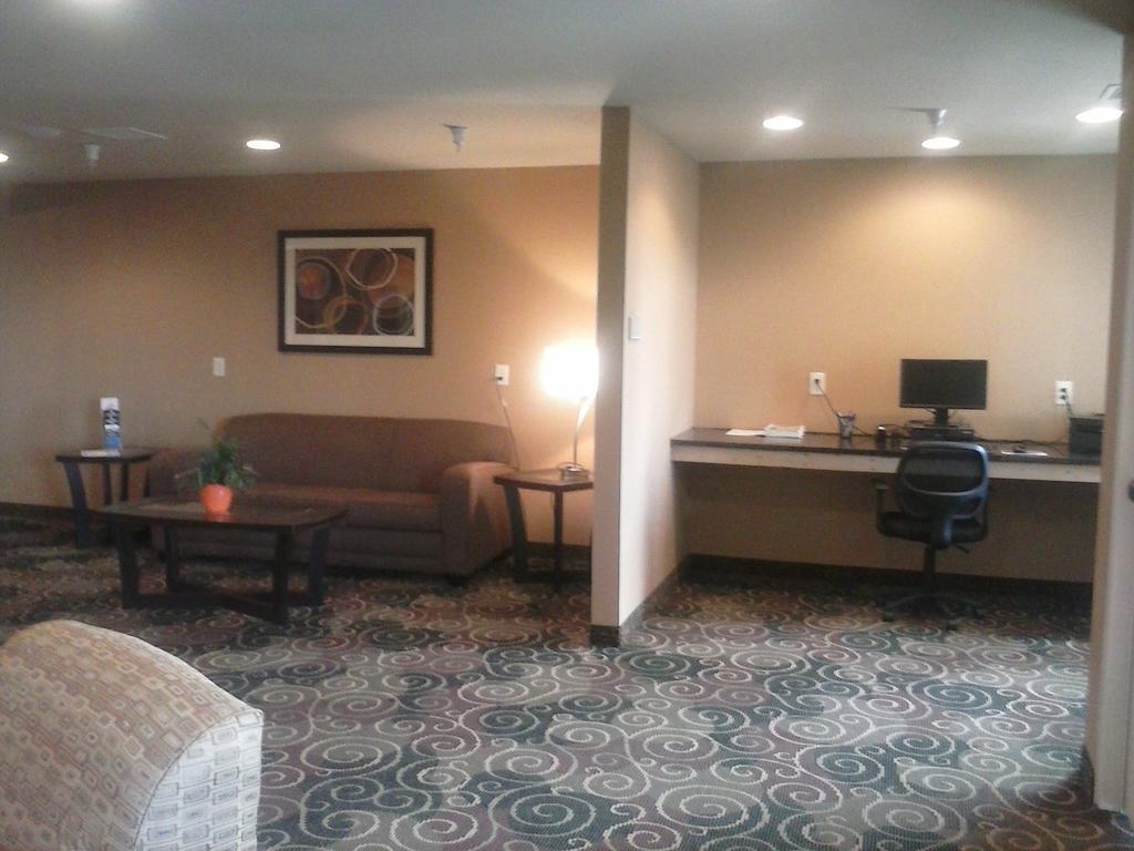 Cobblestone Inn & Suites - Avoca Exterior photo