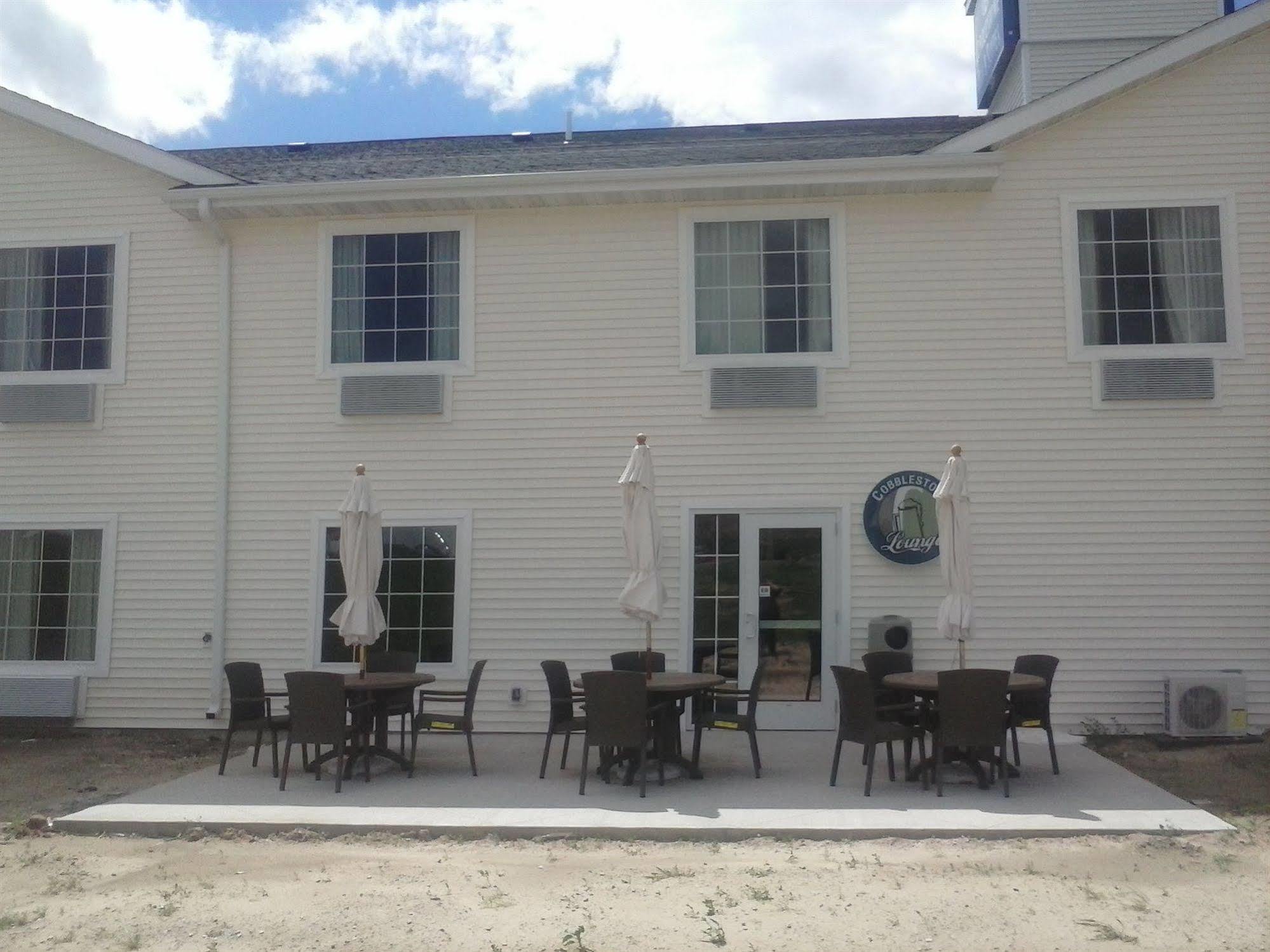 Cobblestone Inn & Suites - Avoca Exterior photo